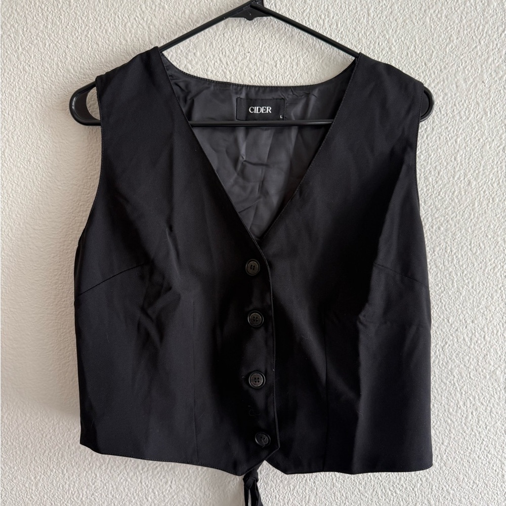 Cider Black Sleeveless Button-Up Blouse